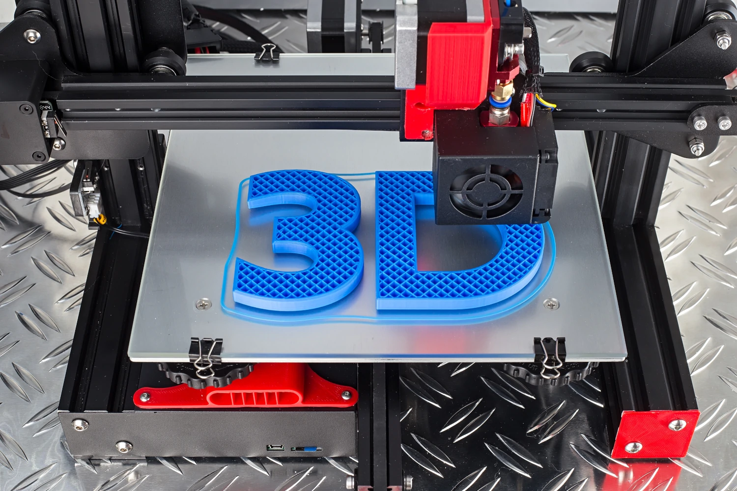 Rot-schwarzer 3D-Drucker druckt blaues Logo-Symbol auf Metalldiamantplatte, Zukunftstechnologie, modernes Konzept